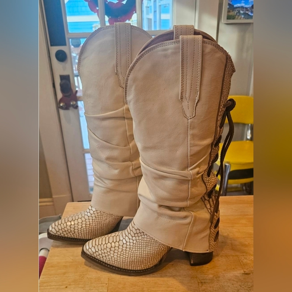 Freebird Jules White Snake Size 10